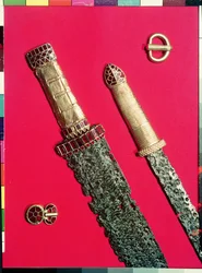 Zwei Schwerter mit verzierten Griffen und zwei Gürtelschnallen, aus dem Pouan-Schatz